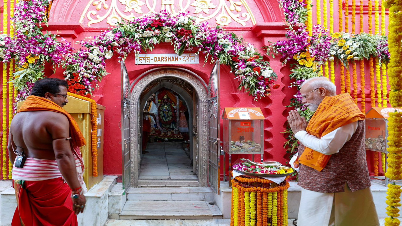 PM Narendra Modi: మాతా త్రిపుర సుందరి ఆలయం సందర్శించిన ప్రధాని మోదీ