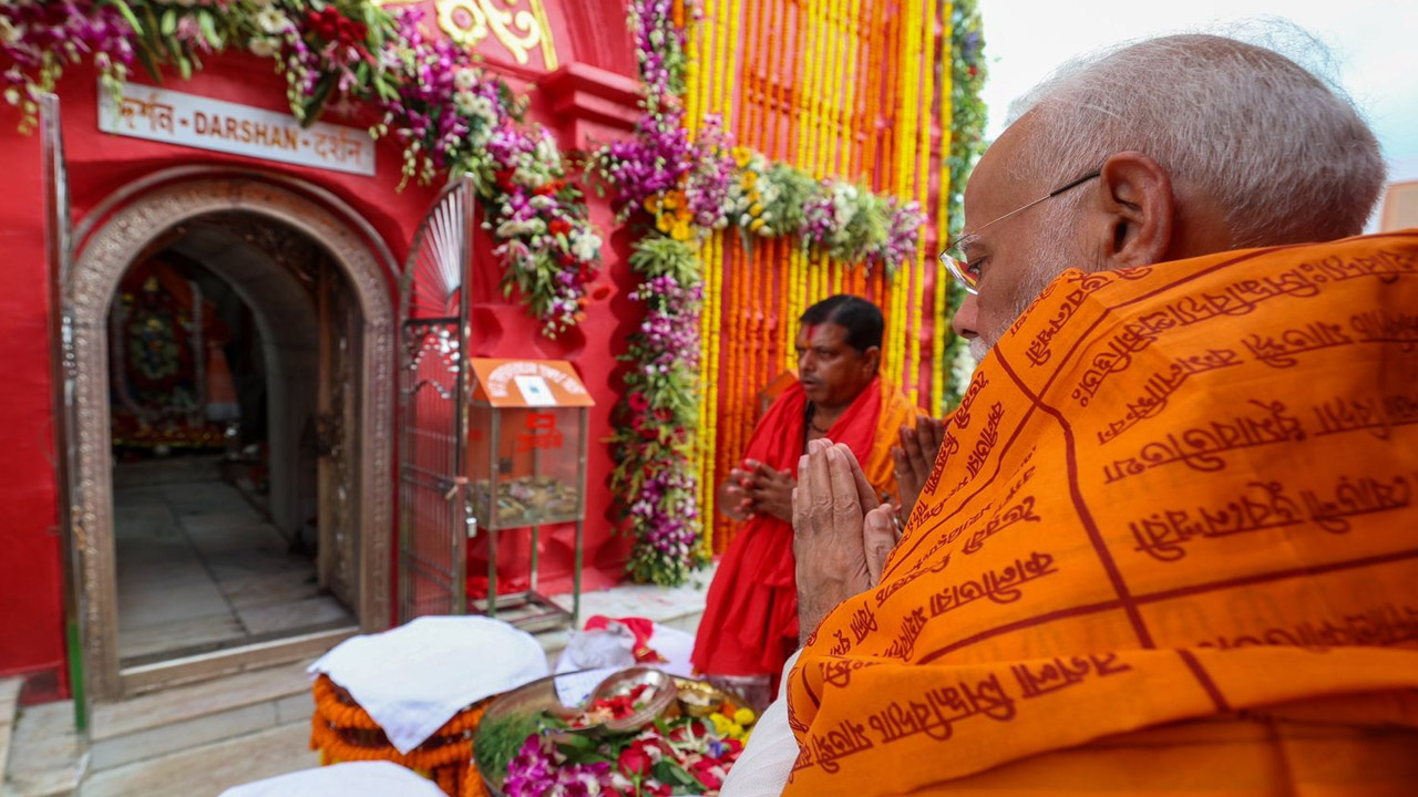 PM Narendra Modi: మాతా త్రిపుర సుందరి ఆలయం సందర్శించిన ప్రధాని మోదీ