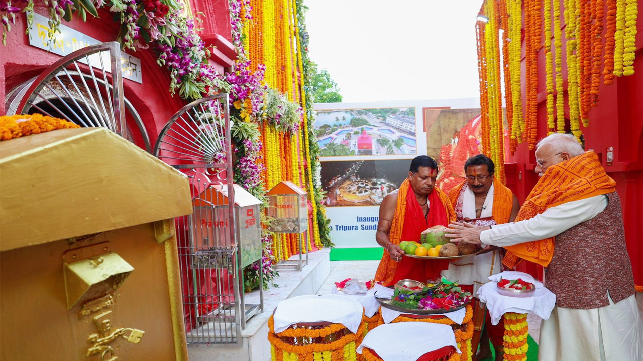 PM Narendra Modi: మాతా త్రిపుర సుందరి ఆలయం సందర్శించిన ప్రధాని మోదీ