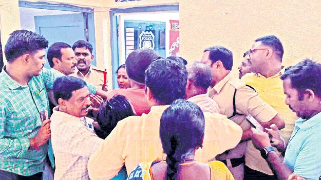 పోలీసు స్టేషన్‌లో హల్‌చల్‌