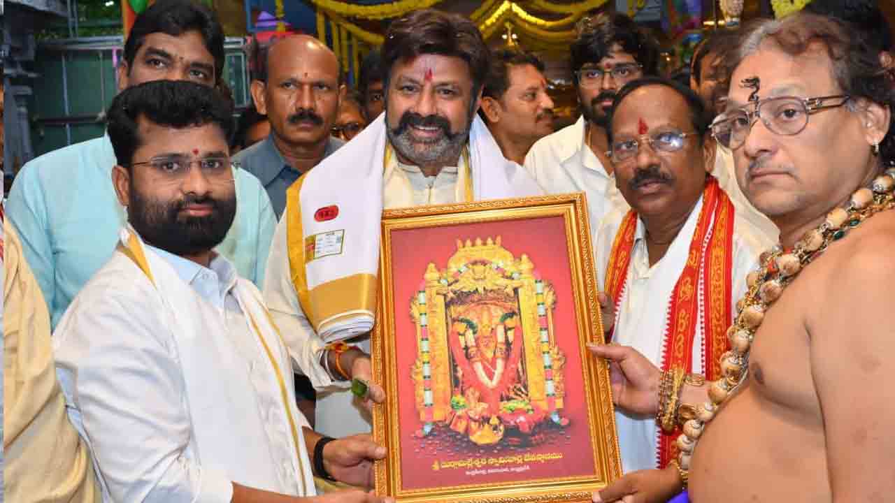Nandamuri Balakrishna: ఇంద్రకీలాద్రి కనకదుర్గమ్మ అమ్మవారిని దర్శించుకున్న బాలకృష్ణ