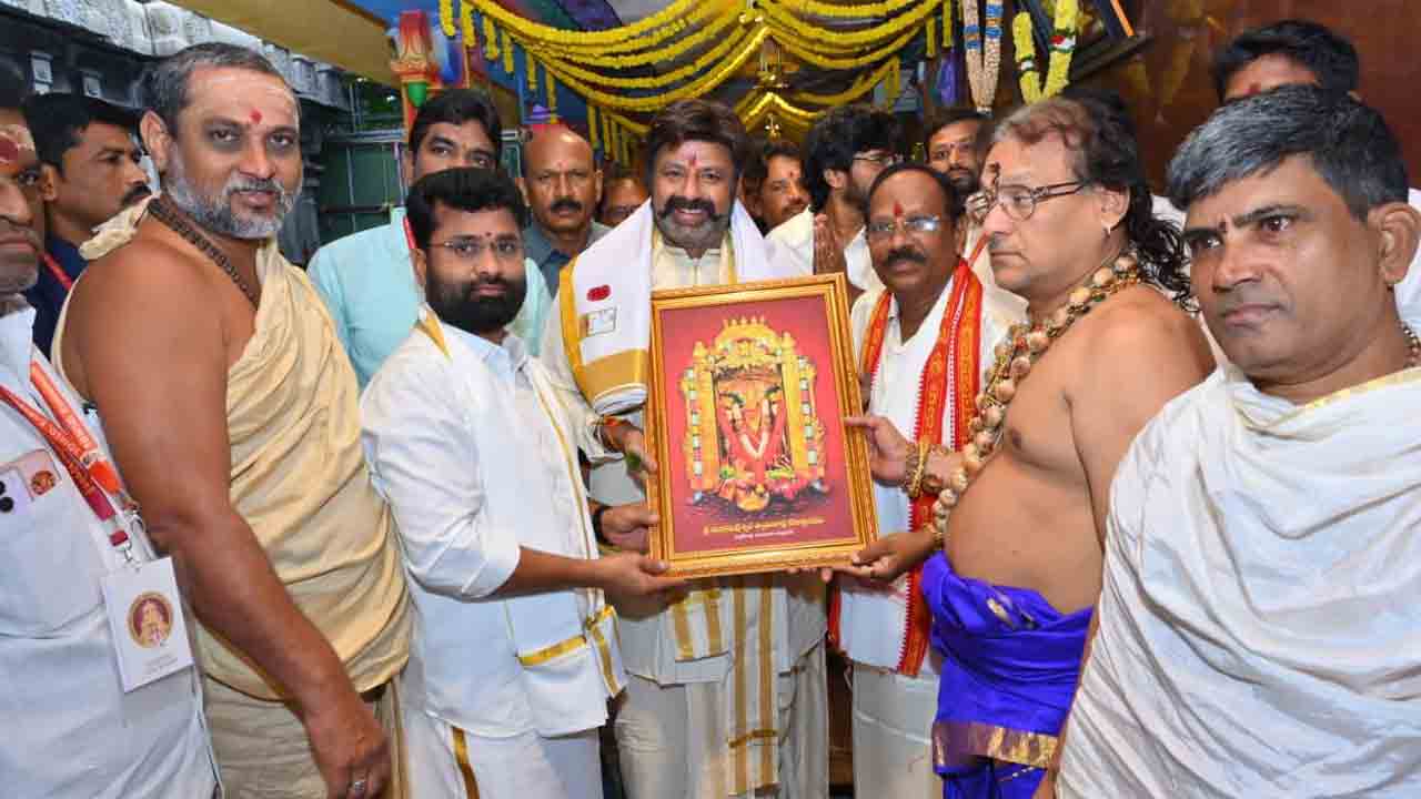 Nandamuri Balakrishna: ఇంద్రకీలాద్రి కనకదుర్గమ్మ అమ్మవారిని దర్శించుకున్న బాలకృష్ణ