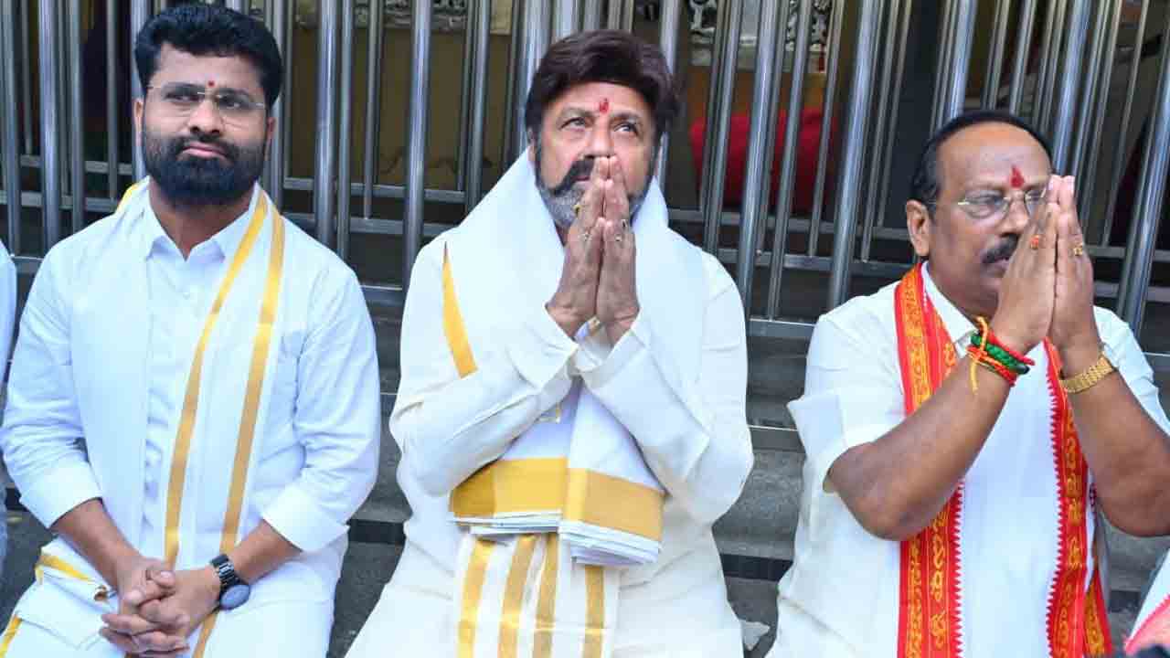 Nandamuri Balakrishna: ఇంద్రకీలాద్రి కనకదుర్గమ్మ అమ్మవారిని దర్శించుకున్న బాలకృష్ణ