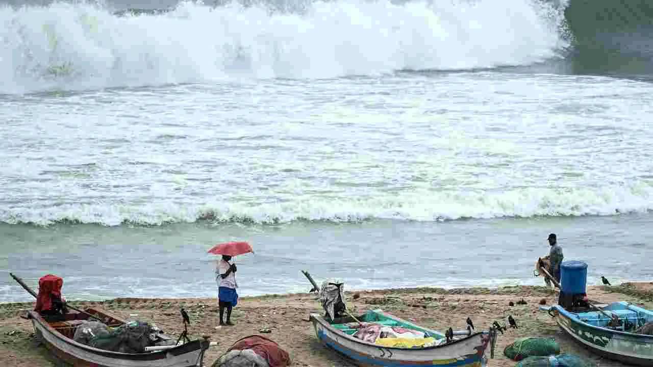 Heavy Rains: గుబులు పుట్టిస్తున్న ‘మొంథా’.. చెన్నై సహా 8 జిల్లాలకు భారీ వర్షసూచన 