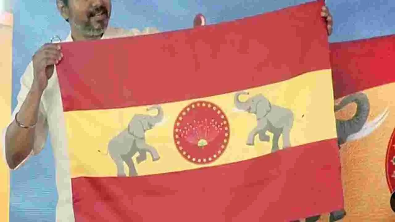 Assembly Elections: మాజీసీఎం రోడ్‌షోలో టీవీకే జెండాలు..