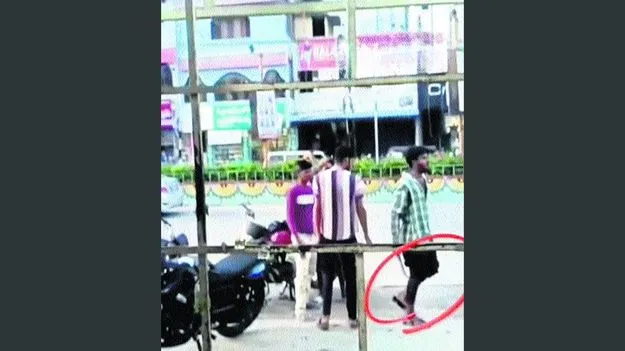 Tirupati: మద్యంతాగి.. కత్తితో వీరంగం 