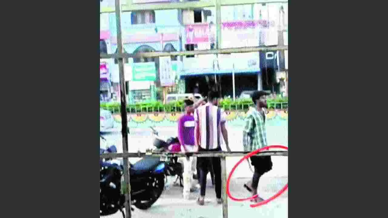 Tirupati: మద్యంతాగి.. కత్తితో వీరంగం 