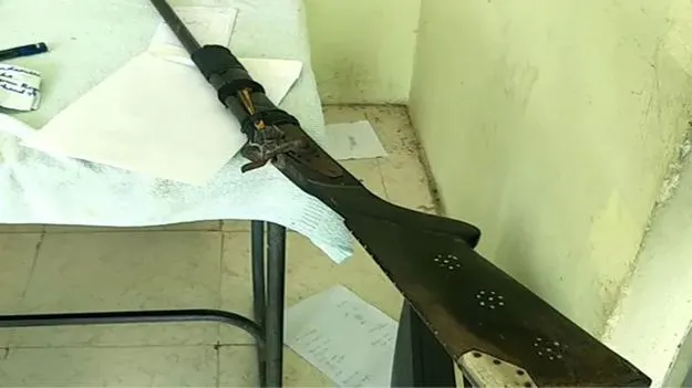 నాటు తుపాకీతో కోడిని కాల్చేందుకు యత్నం.. తూటా తగిలి యువకుడి మృతి