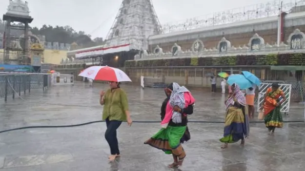 Tirumala: మొంథా తుఫాన్‌ ఎఫెక్ట్.. తిరుమలలో ముసురు