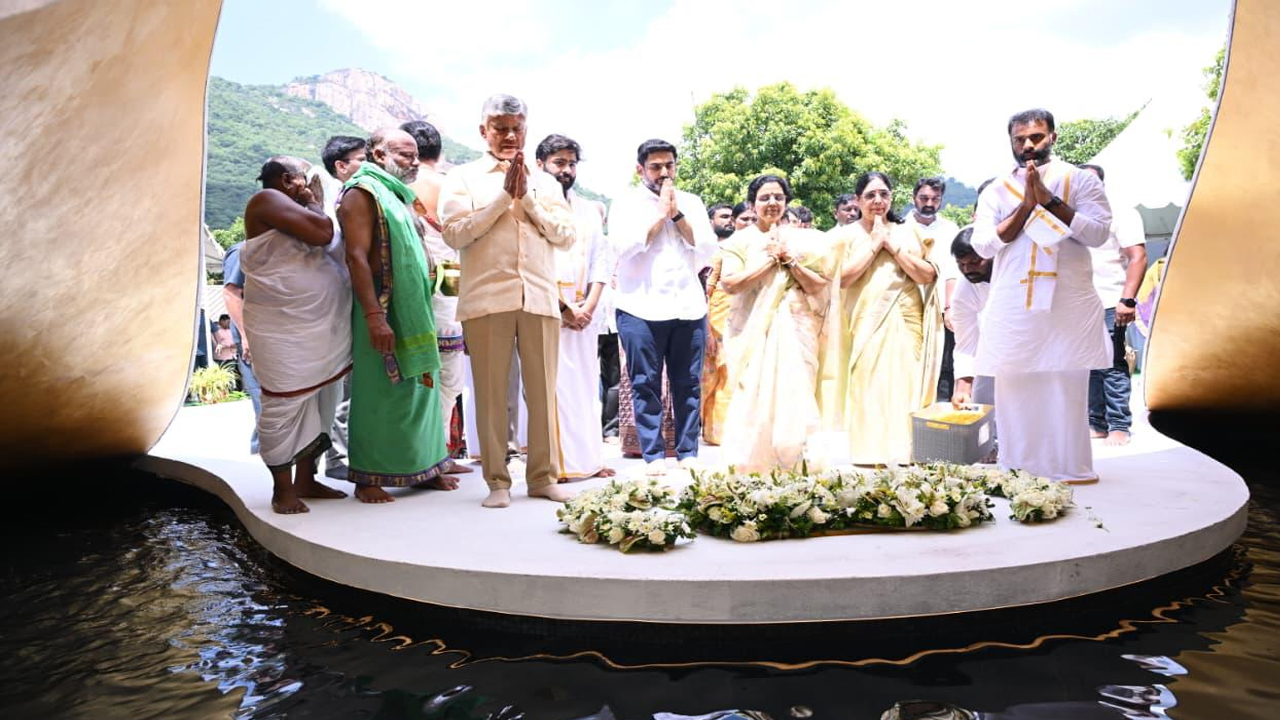 CM Chandrababu Naidu Attends: తన సోదరుని వర్ధంతి కార్యక్రమంలో పాల్గొన్న సీఎం చంద్రబాబు నాయుడు
