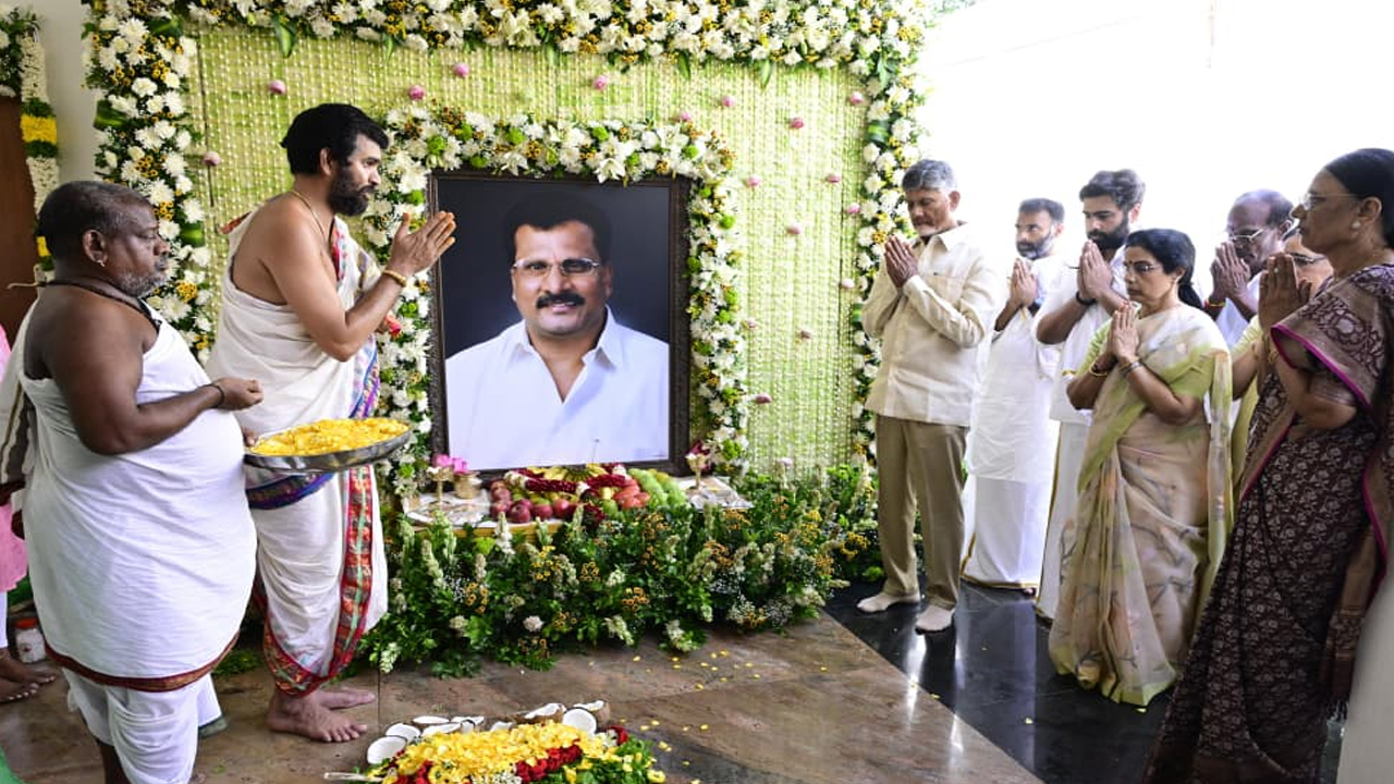 CM Chandrababu Naidu Attends: తన సోదరుని వర్ధంతి కార్యక్రమంలో పాల్గొన్న సీఎం చంద్రబాబు నాయుడు