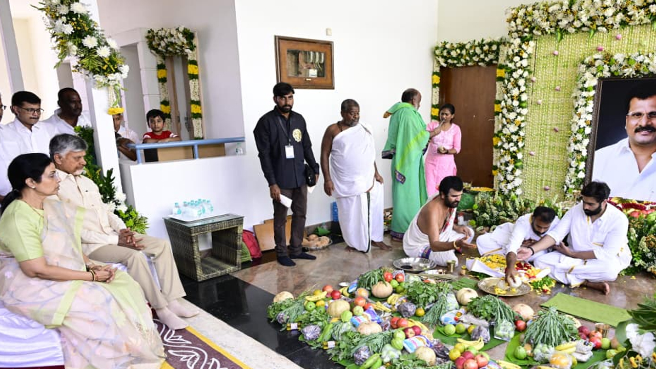 CM Chandrababu Naidu Attends: తన సోదరుని వర్ధంతి కార్యక్రమంలో పాల్గొన్న సీఎం చంద్రబాబు నాయుడు