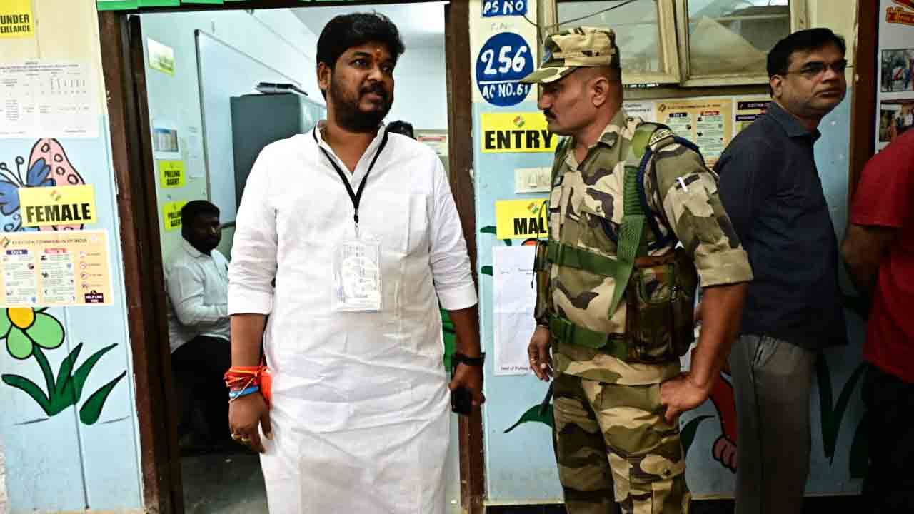 Jubilee Hills Bye Election: జూబ్లీహిల్స్ ఉప ఎన్నిక..ఓటు వేసిన కాంగ్రెస్, బీఆర్ఎస్ అభ్యర్థులు