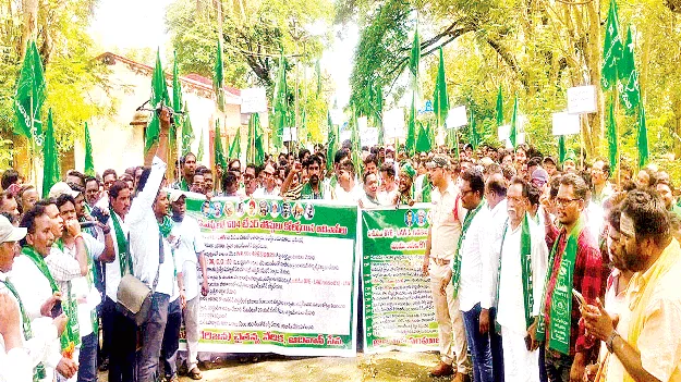 Displaced Tribals కదంతొక్కిన ఆదివాసీలు