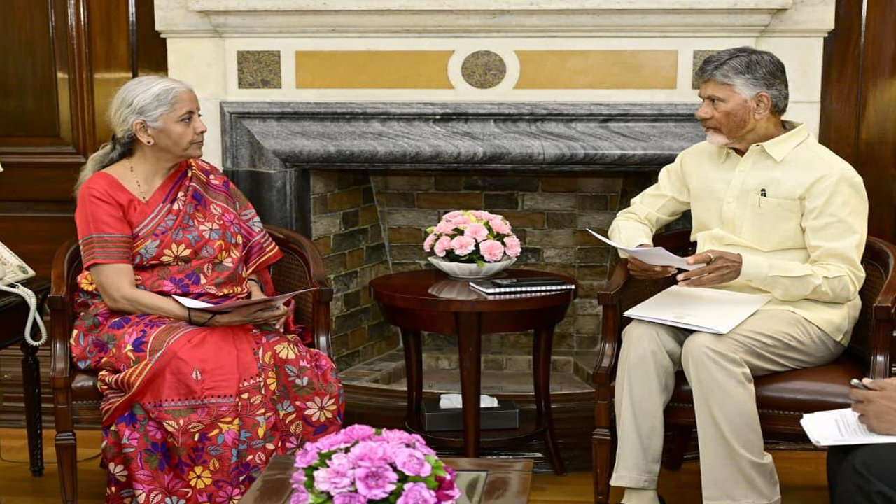Chandrababu Naidu Meets: కేంద్ర ఆర్థిక మంత్రి నిర్మలా సీతారామన్‌తో సీఎం చంద్రబాబు నాయుడు భేటీ