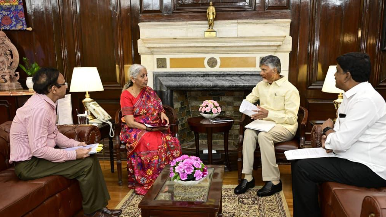 Chandrababu Naidu Meets: కేంద్ర ఆర్థిక మంత్రి నిర్మలా సీతారామన్‌తో సీఎం చంద్రబాబు నాయుడు భేటీ