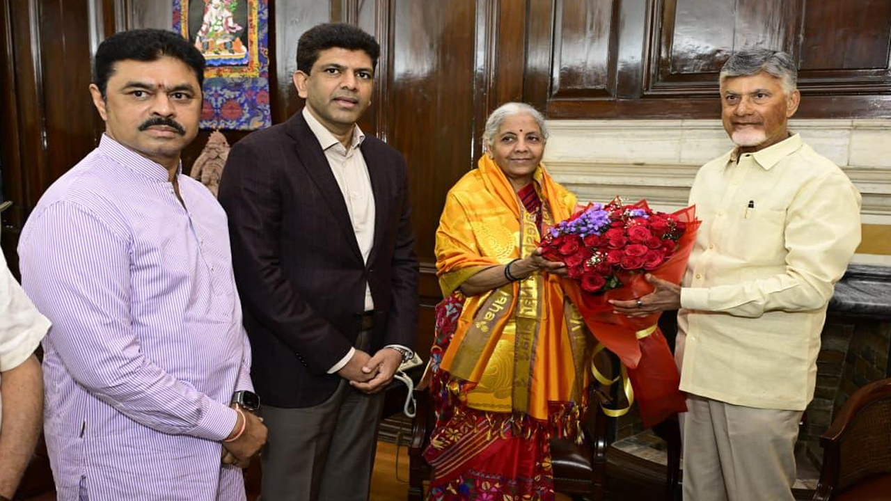 Chandrababu Naidu Meets: కేంద్ర ఆర్థిక మంత్రి నిర్మలా సీతారామన్‌తో సీఎం చంద్రబాబు నాయుడు భేటీ