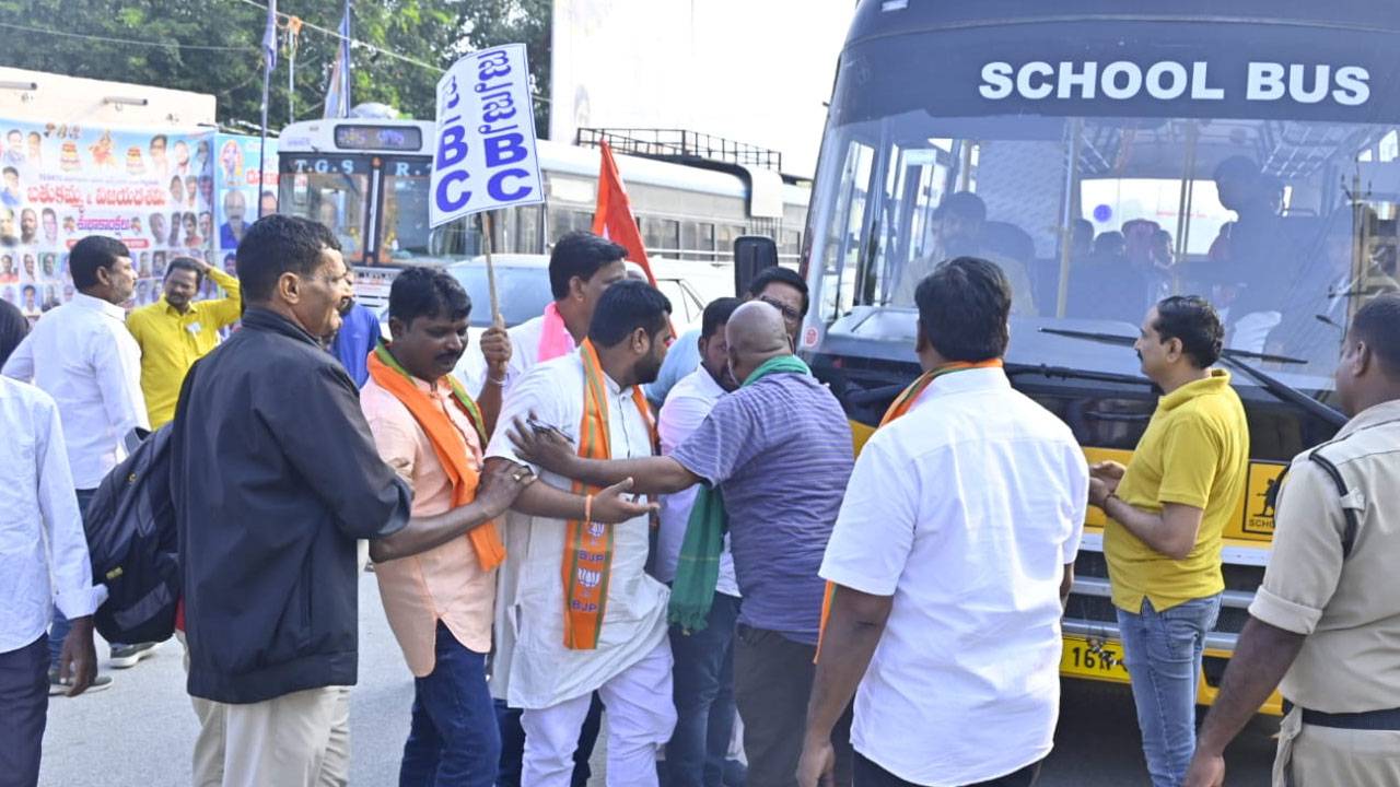 Telangana Bandh: తెలంగాణ బంద్... నిర్మానుష్యంగా రోడ్లు.. డిపోల్లోనే బస్సులు