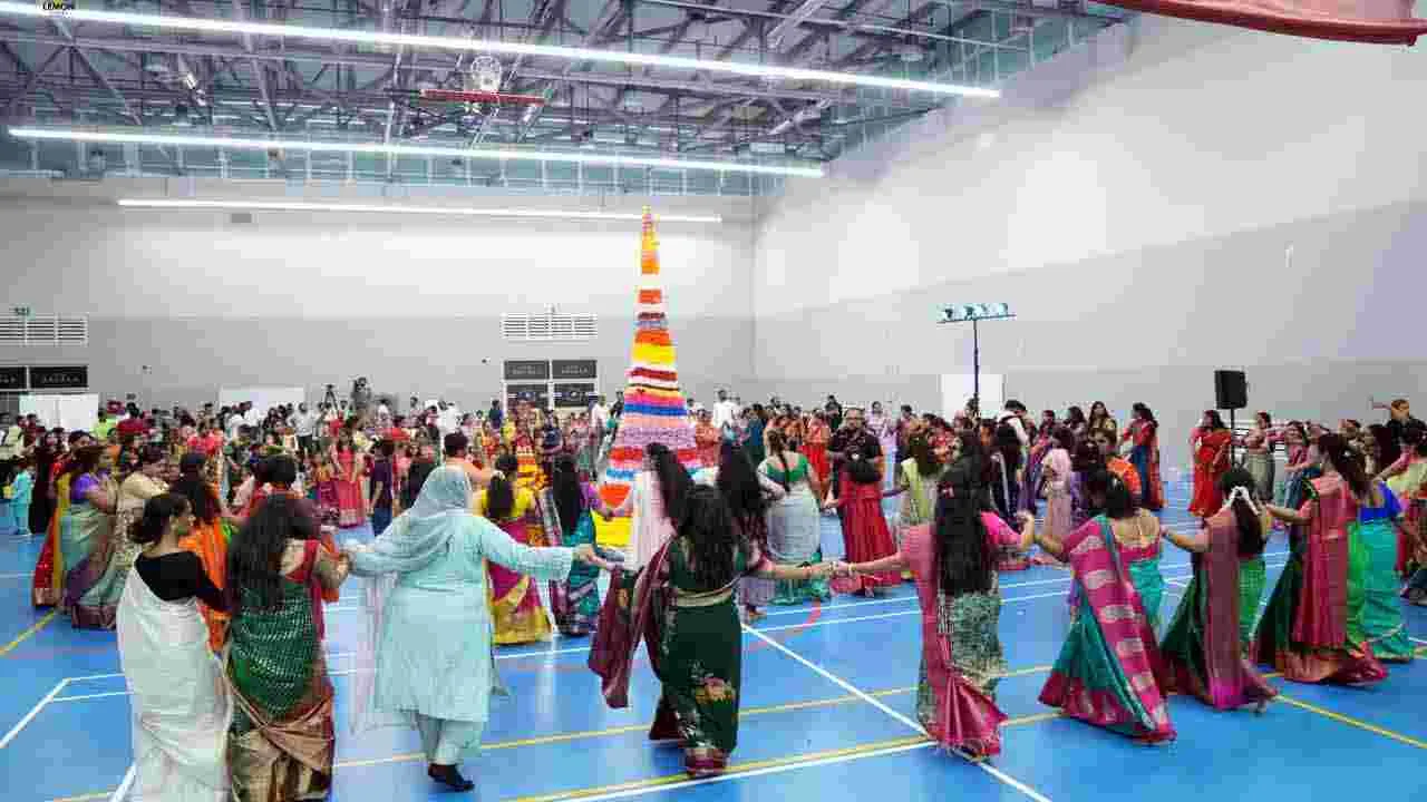 NRI news: దుబాయిలో ఇంకా పరిమళిస్తున్న బతుకమ్మ పూలు