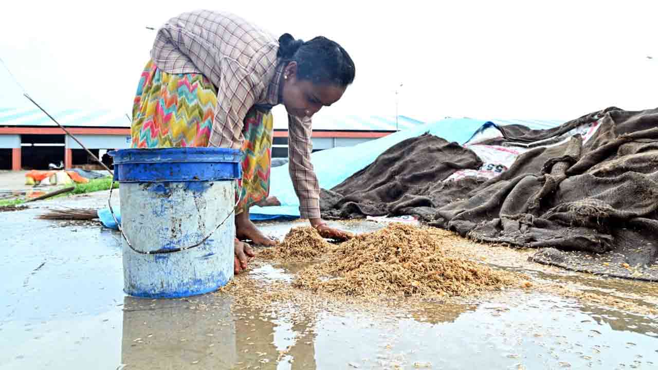 Rain In Chityala: అకాల వర్షంతో తడిసిన ధాన్యం.. రైతులు విలవిల..  