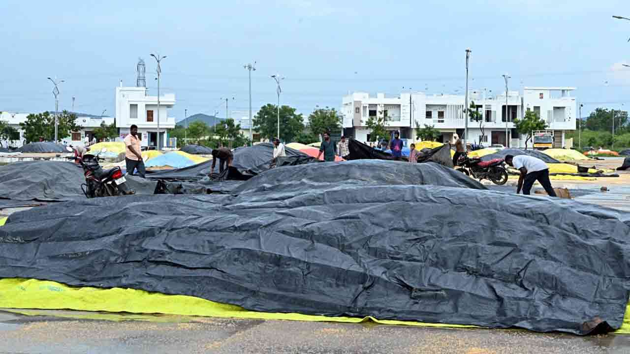 Rain In Chityala: అకాల వర్షంతో తడిసిన ధాన్యం.. రైతులు విలవిల..  
