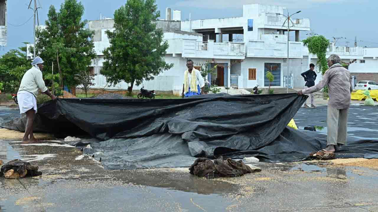 Rain In Chityala: అకాల వర్షంతో తడిసిన ధాన్యం.. రైతులు విలవిల..  