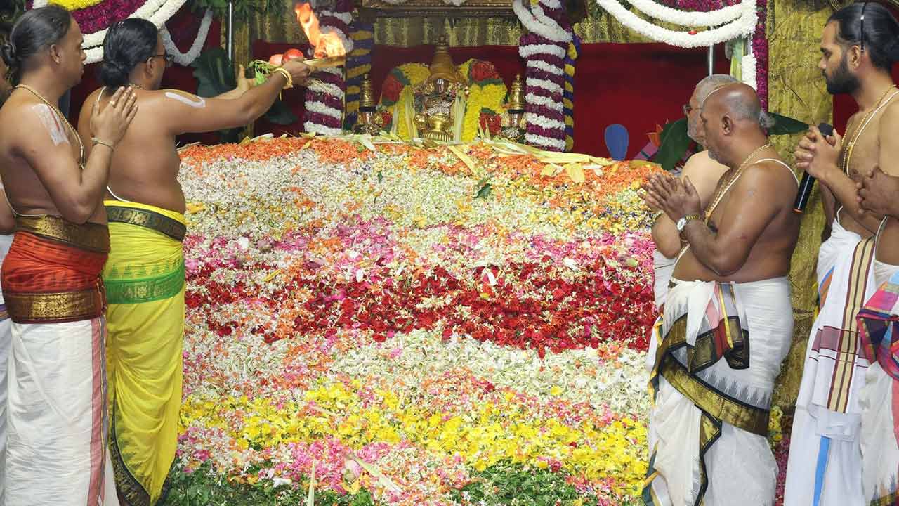Grand Pushpaharam Ceremony: తిరుమలలో ఘనంగా పుష్పయాగం..