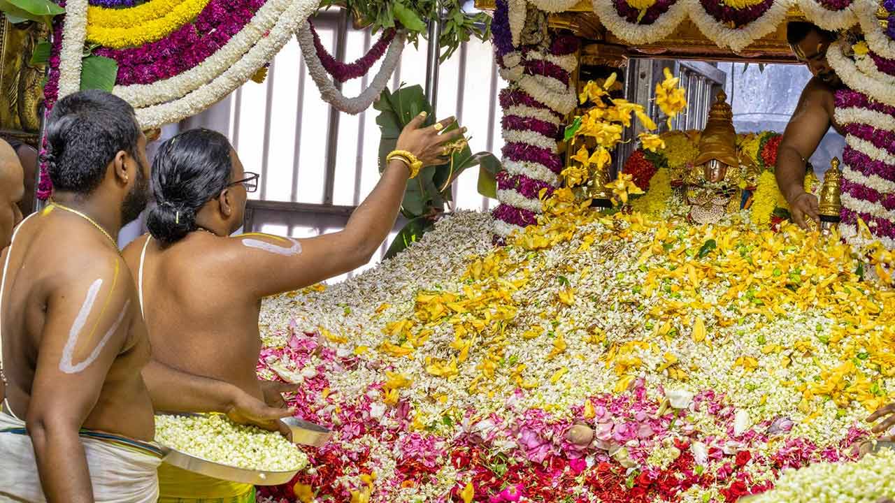 Grand Pushpaharam Ceremony: తిరుమలలో ఘనంగా పుష్పయాగం..