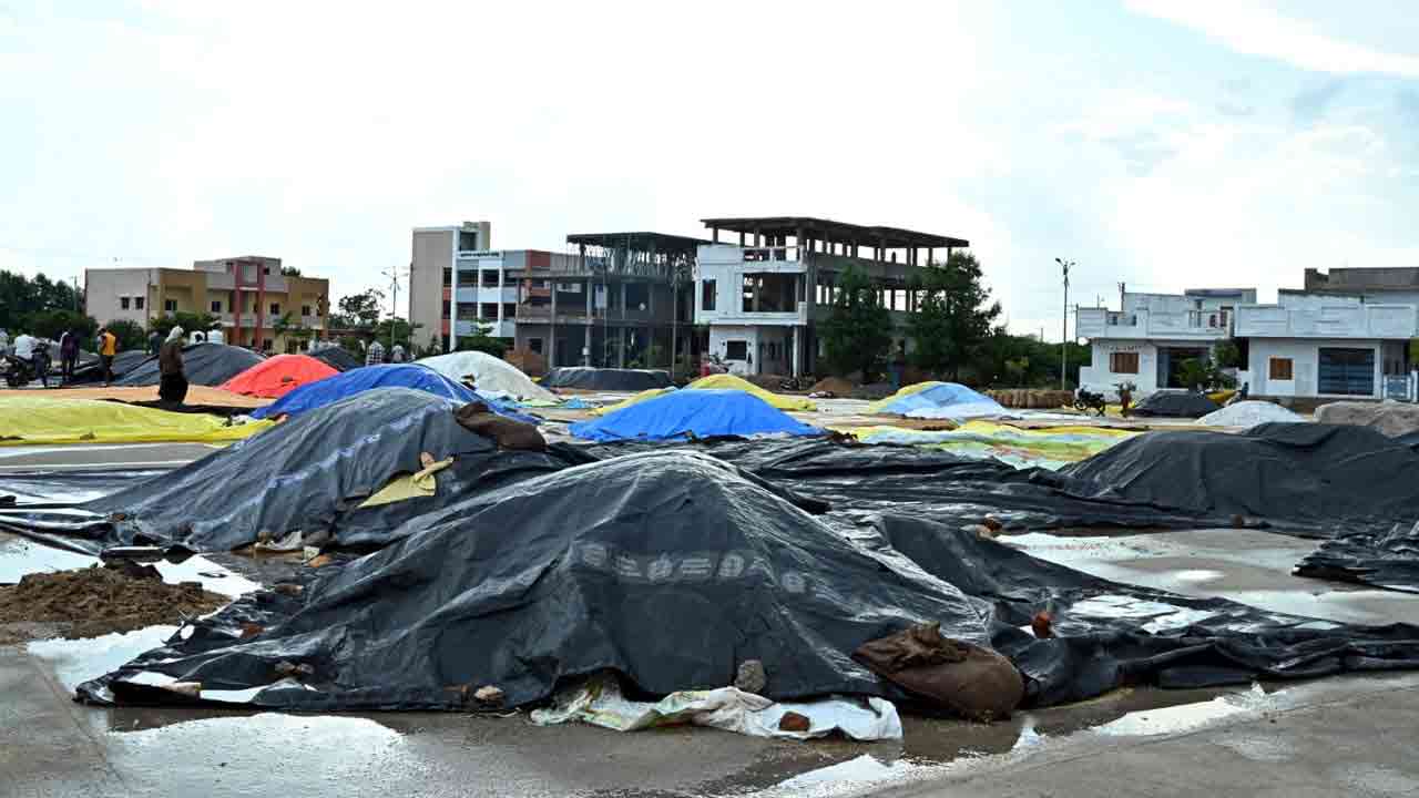 Rain In Chityala: అకాల వర్షంతో తడిసిన ధాన్యం.. రైతులు విలవిల..  