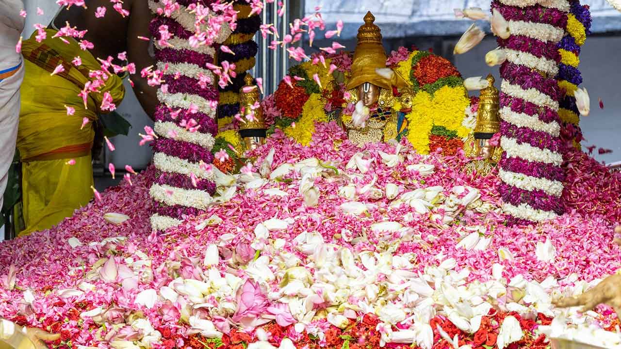 Grand Pushpaharam Ceremony: తిరుమలలో ఘనంగా పుష్పయాగం..