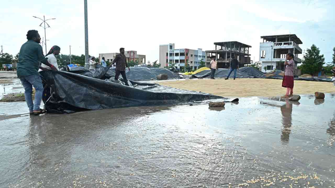 Rain In Chityala: అకాల వర్షంతో తడిసిన ధాన్యం.. రైతులు విలవిల..  