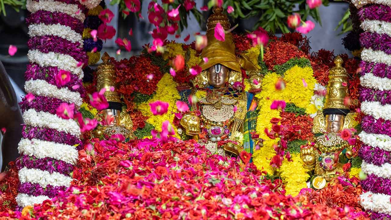 Grand Pushpaharam Ceremony: తిరుమలలో ఘనంగా పుష్పయాగం..