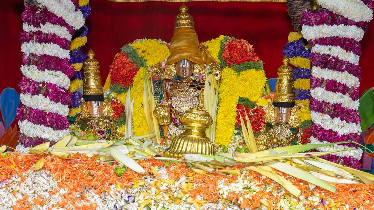 Grand Pushpaharam Ceremony: తిరుమలలో ఘనంగా పుష్పయాగం..