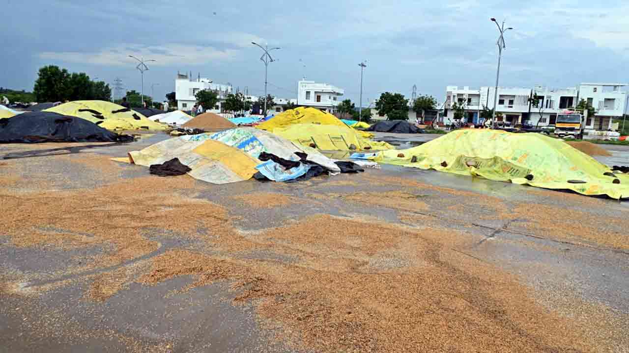 Rain In Chityala: అకాల వర్షంతో తడిసిన ధాన్యం.. రైతులు విలవిల..  