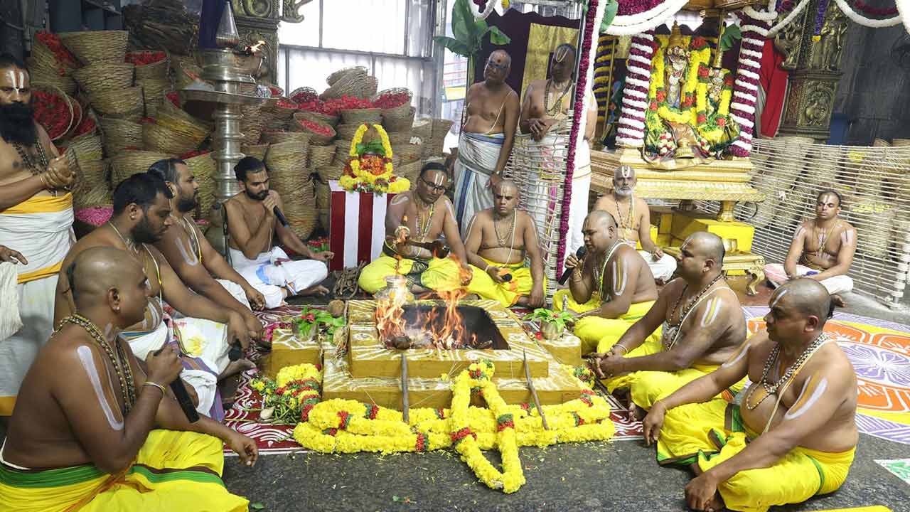 Grand Pushpaharam Ceremony: తిరుమలలో ఘనంగా పుష్పయాగం..