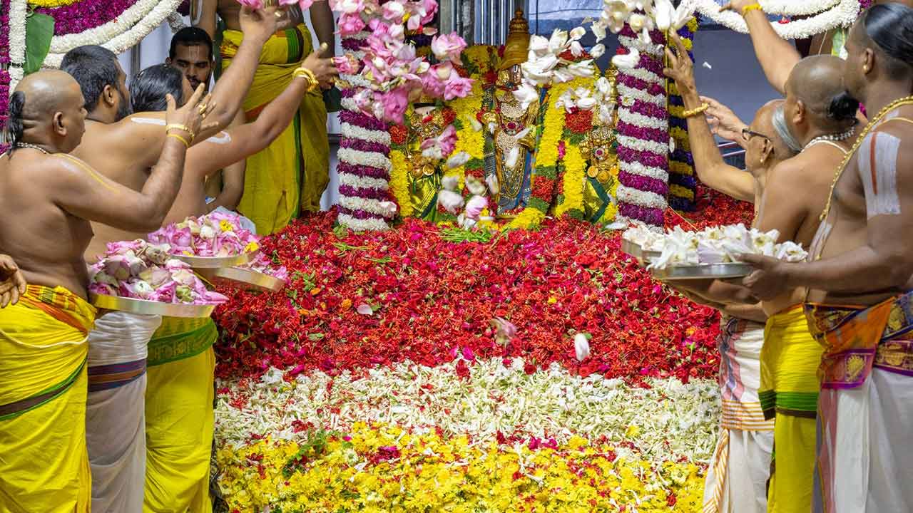 Grand Pushpaharam Ceremony: తిరుమలలో ఘనంగా పుష్పయాగం..