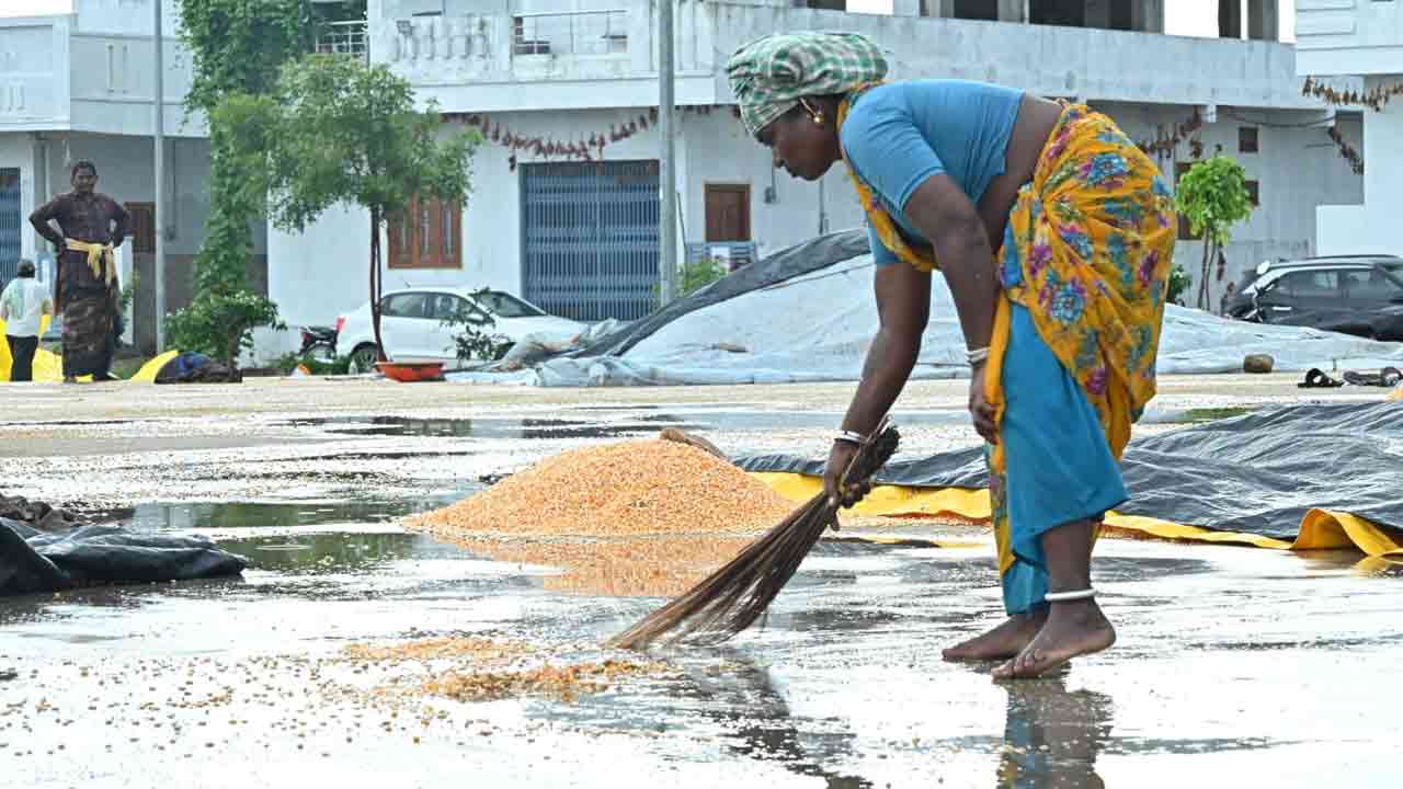 Rain In Chityala: అకాల వర్షంతో తడిసిన ధాన్యం.. రైతులు విలవిల..  