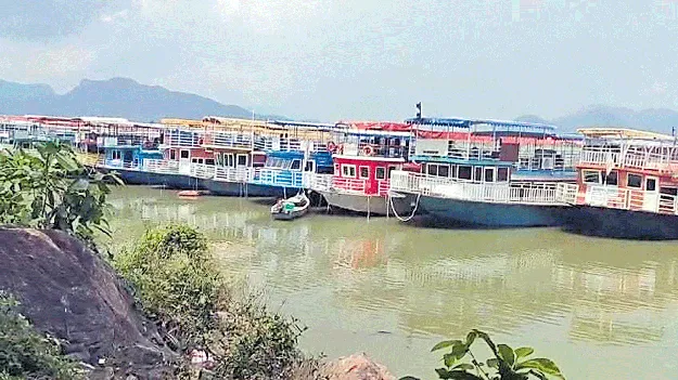 నిలిచిన పాపికొండల పర్యాటకం