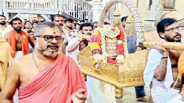 శ్రీమఠంలో వైభవంగా స్వర్ణ పల్లకీ ఉత్సవం