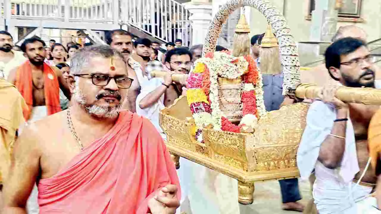 శ్రీమఠంలో వైభవంగా స్వర్ణ పల్లకీ ఉత్సవం