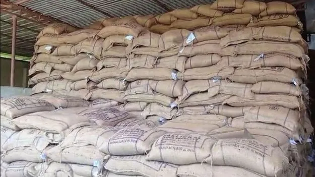 AP News: రేషన్‌ షాపుల్లో డీలర్ల మాయాజాలం...