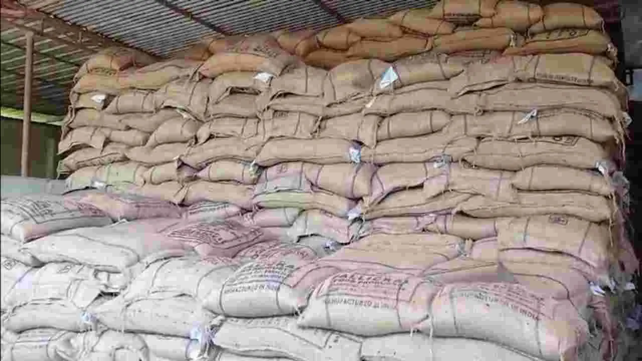 AP News: రేషన్‌ షాపుల్లో డీలర్ల మాయాజాలం...