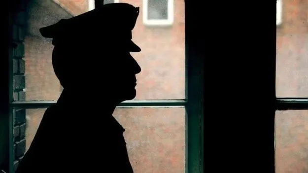 AP News: ఆ రెండు చుక్కల అధికారి మామూలాయన కాదుగా.. మీ ఆయన నా జేబులో ఉన్నాడా అంటూ..