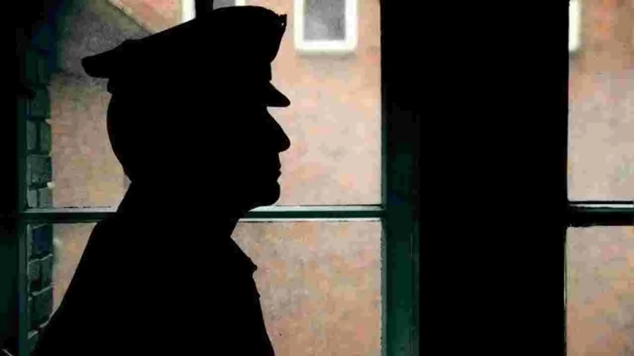 AP News: ఆ రెండు చుక్కల అధికారి మామూలాయన కాదుగా.. మీ ఆయన నా జేబులో ఉన్నాడా అంటూ..