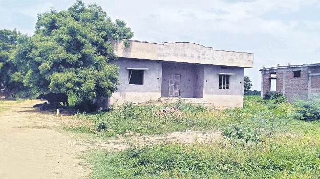 వైద్యుడు లేడు.. సిబ్బంది లేరు..