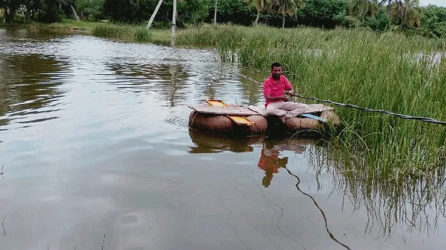 మట్టినీ అమ్మేస్తున్న ఇసుక స్మగ్లర్లు