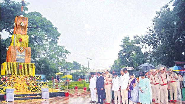పోలీసు అమరవీరులకు ఘన నివాళి