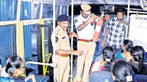 బస్సుల్లో ముమ్మర తనిఖీలు