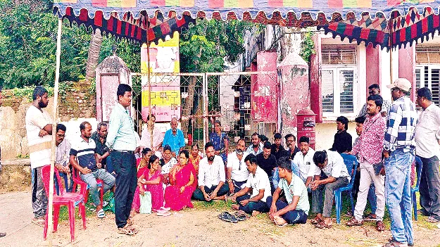 మా డబ్బులు మాకు ఇవ్వండి