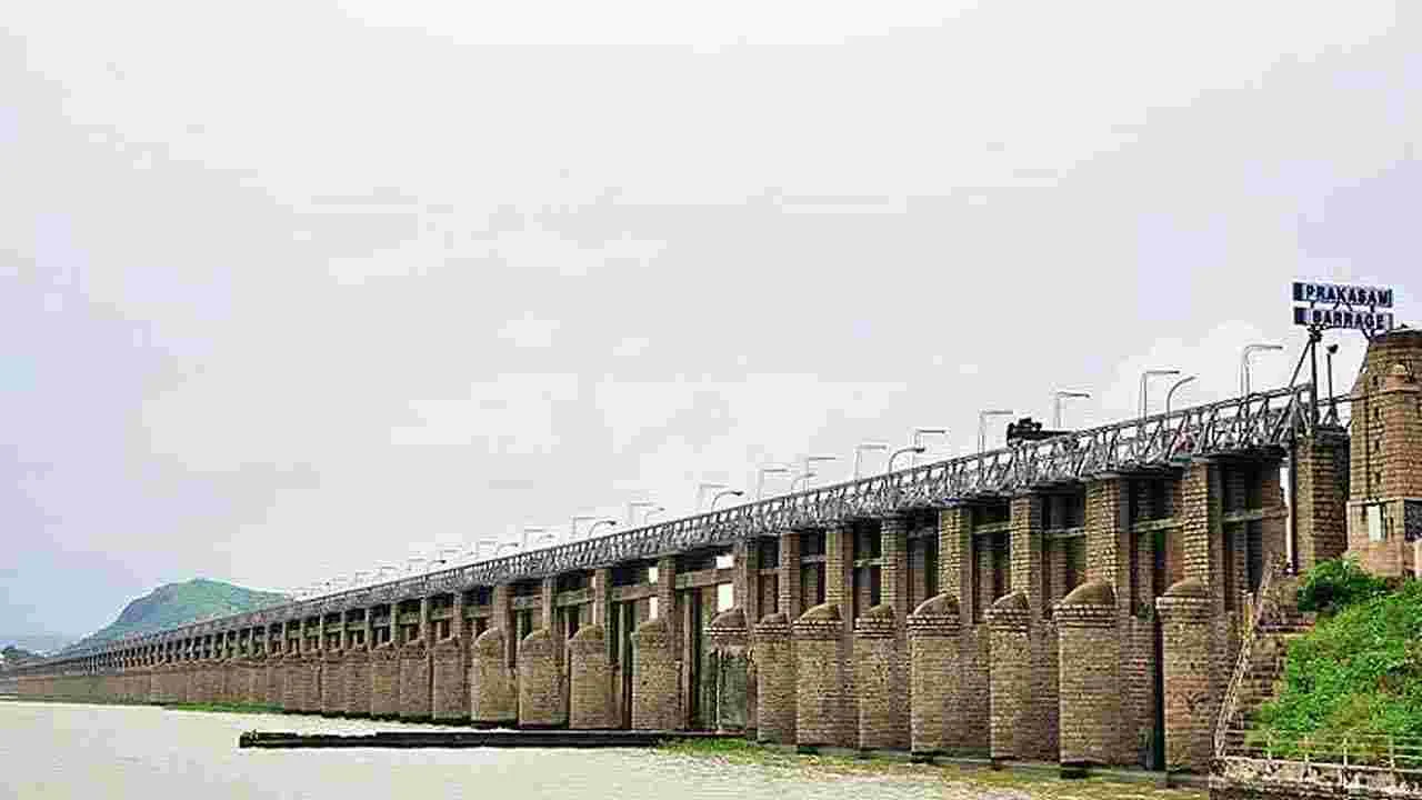 Major Mishap Averted: ప్రకాశం బ్యారేజ్‌కి తప్పిన పెను ప్రమాదం.. పడవను గుర్తించి ఒడ్డుకు చేర్చిన అధికారులు..